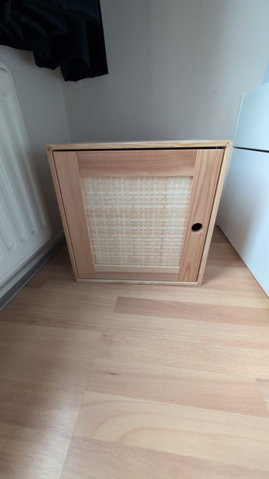 IKEA Hylleplass kastje van hout en rotan, Huis en Inrichting, Kasten | Overige, Ophalen, Zo goed als nieuw