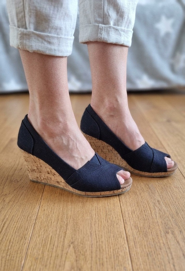 Toms donkerblauwe espadrilles maat 38 in nette staat, Kleding | Dames, Blauw, Ophalen of Verzenden, Zo goed als nieuw, Toms