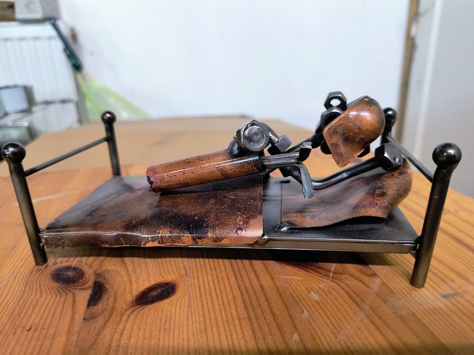 Metalen beeld: Slapende Golfer met Golftas in Bed, Minder dan 20 cm, Ophalen of Verzenden, Beeld, Metaal