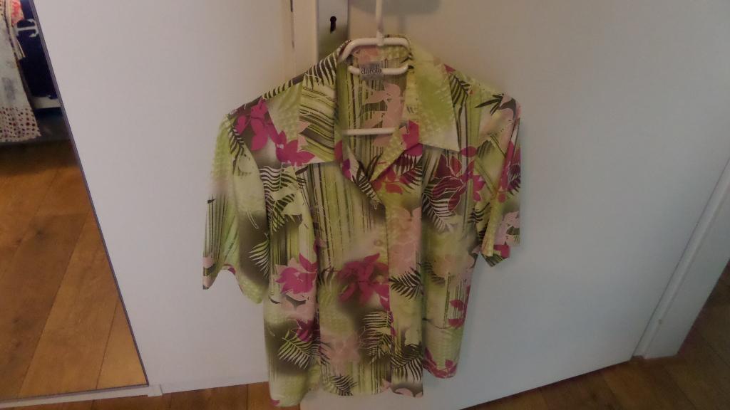 gebloemde blouse maat 40/42 korte mouw vrolijke kleuren zgan, Kleding | Dames, Maat 38/40 (M), Overige kleuren, Derofa, Ophalen of Verzenden