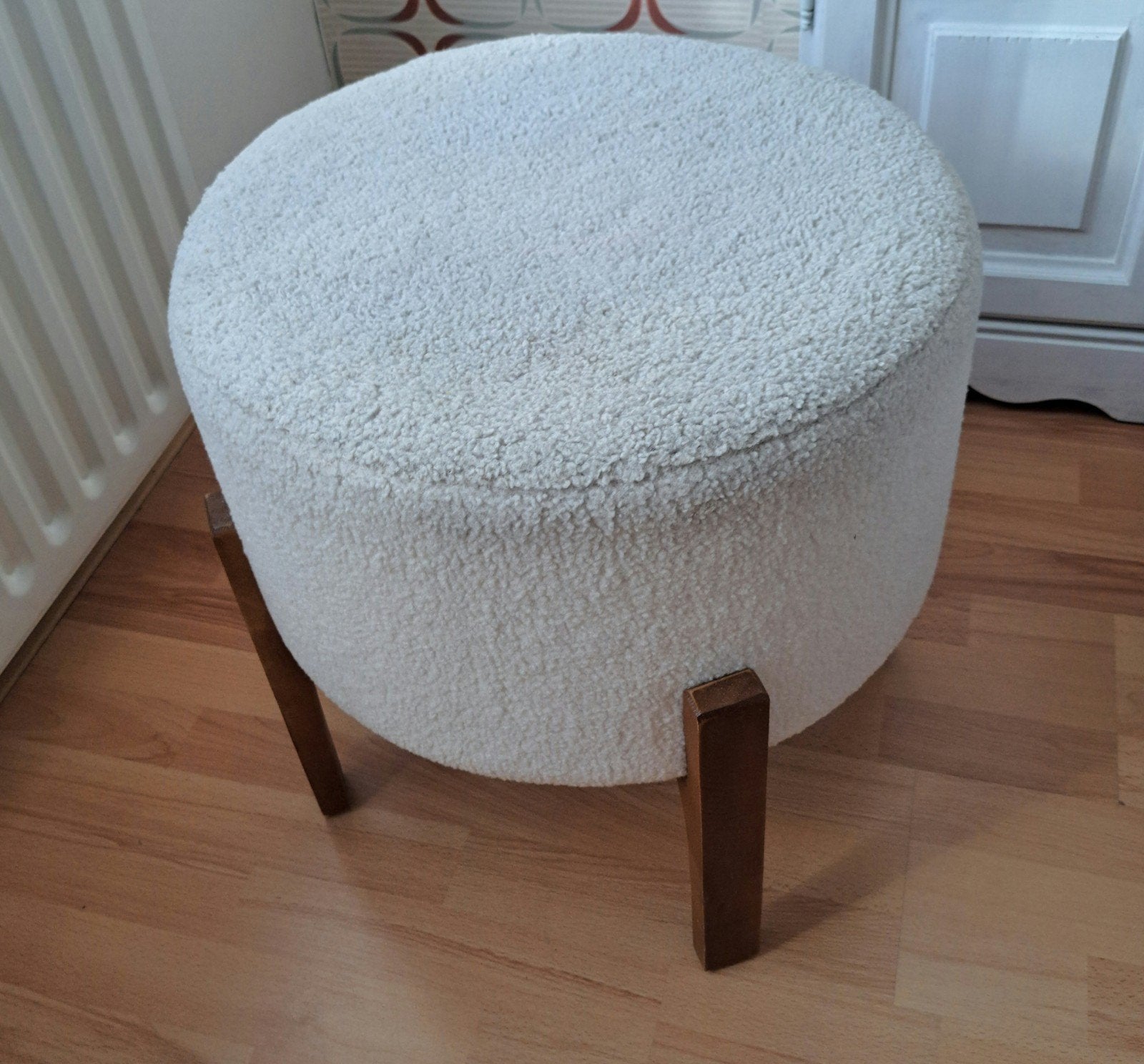 Witte Bouclé Poef met Houten Poten, Ophalen, Zo goed als nieuw, Hout