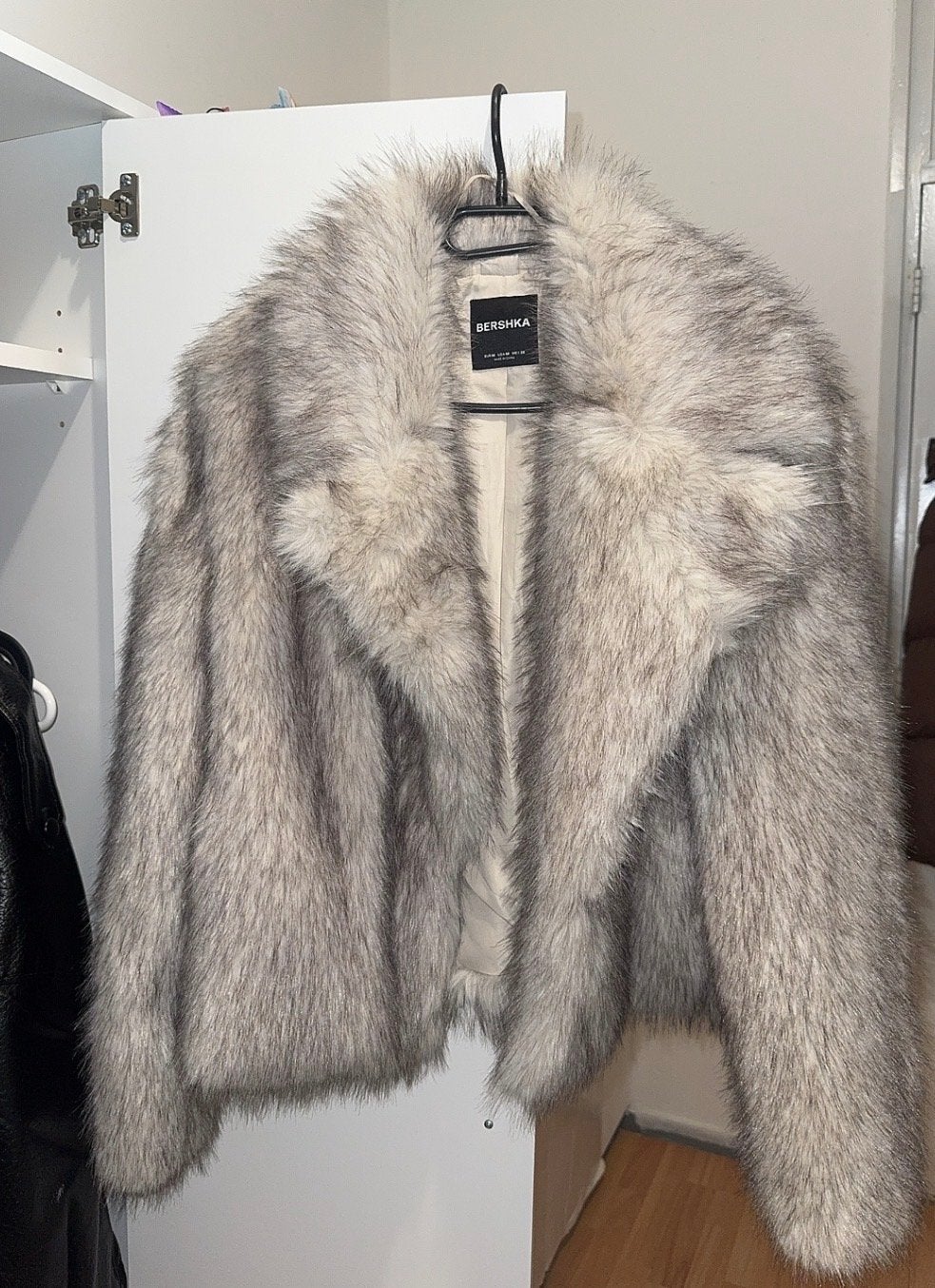 Bershka Faux Fur Jas - Stijlvol en Warm, Ophalen of Verzenden, Zo goed als nieuw, Maat 38/40 (M), Grijs