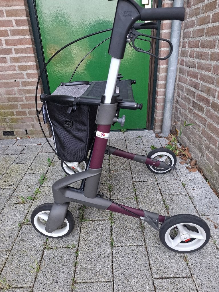rollator topro trojo G5   met    zitje lichtgewicht lees.nw,, Ophalen of Verzenden, Opvouwbaar, Zo goed als nieuw