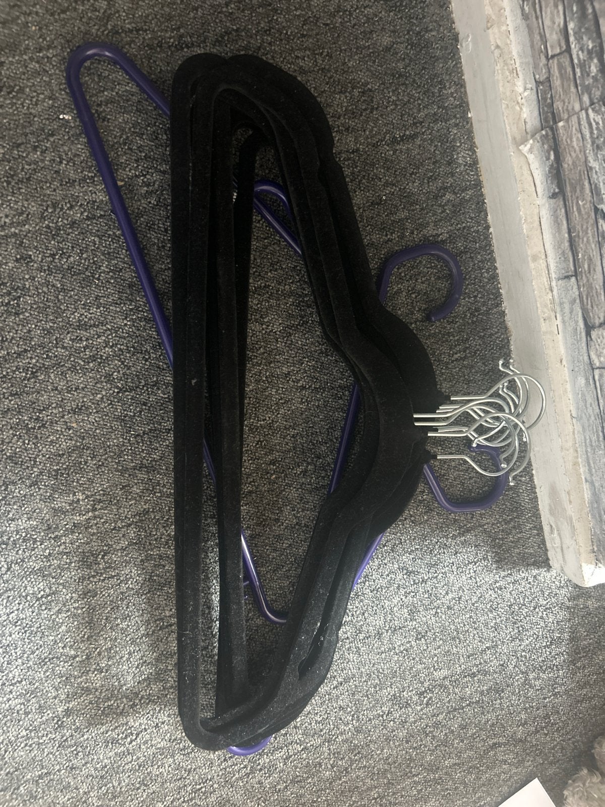 11 Kleerhangers (zwart en paars) - Gratis af te halen, Ophalen of Verzenden, Gebruikt