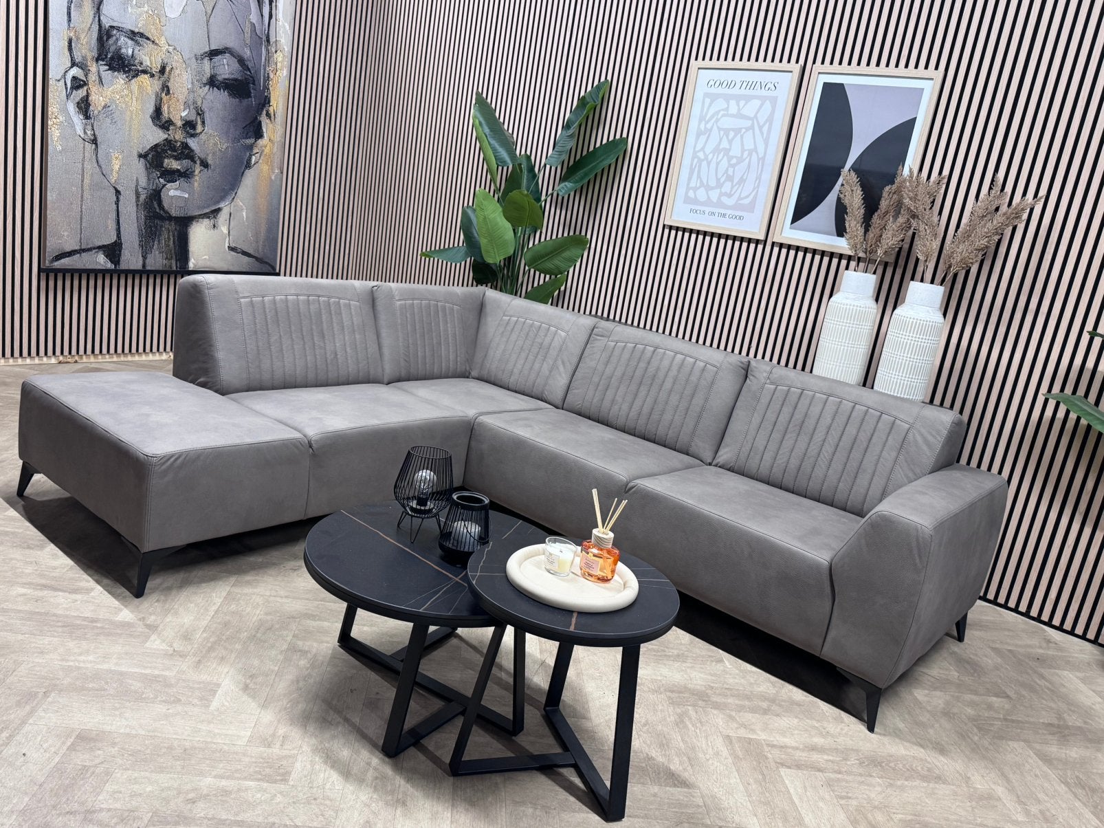 SHOWMODEL | Kapenga Hoekbank Microleer - Taupe - 263 x 220, Huis en Inrichting, Banken | Bankstellen, 250 tot 300 cm, -, Kapenga microleer hoekbank taupe modern industrieel