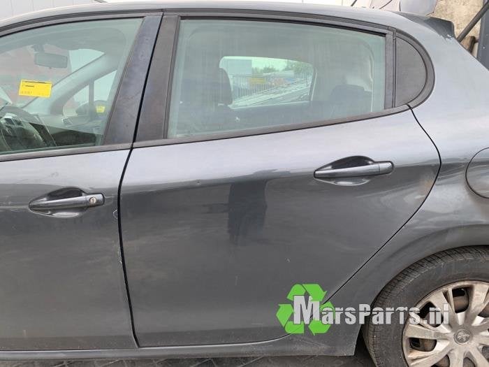 Portier 4Deurs links-achter van een Peugeot 208 (KTP)
