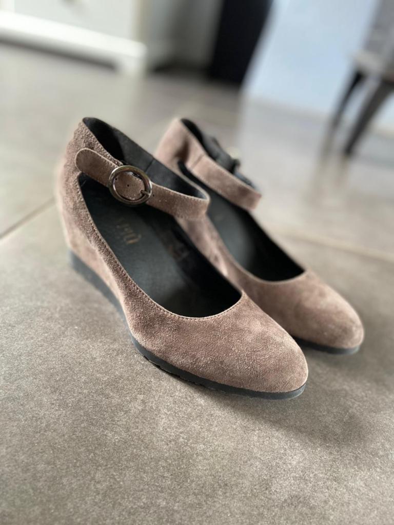 Donna più bruin suede sleehak maat 37, Kleding | Dames, Schoenen, Pumps, Bruin, Verzenden, Zo goed als nieuw