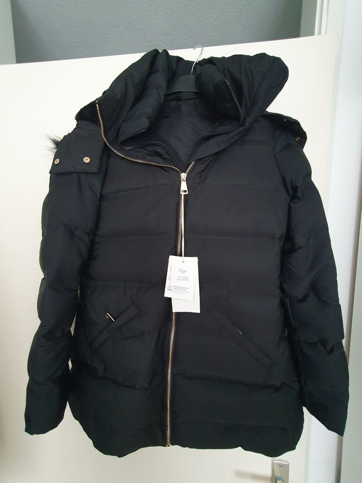 Zwarte Zara winterjas met capuchon en bontkraag, Maat 38/40 (M), Nieuw, Ophalen of Verzenden, Zara