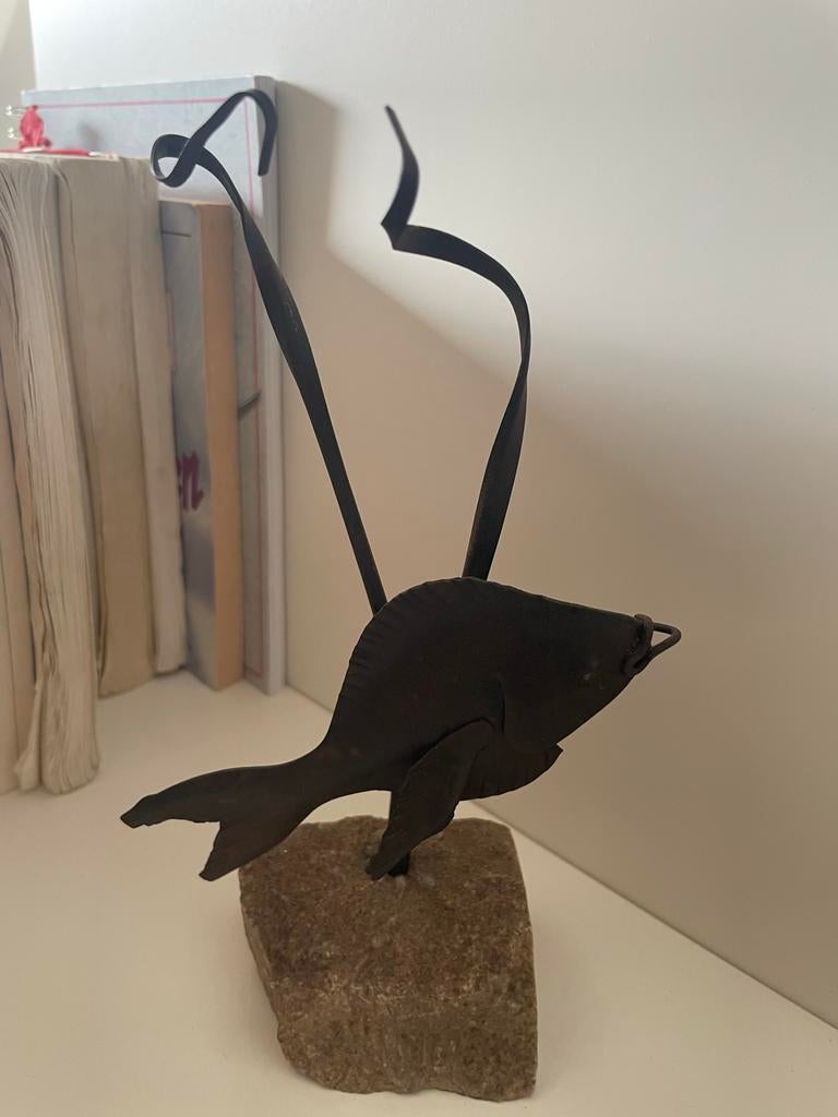 Vintage metalen vis sculptuur op stenen voet, Ophalen of Verzenden