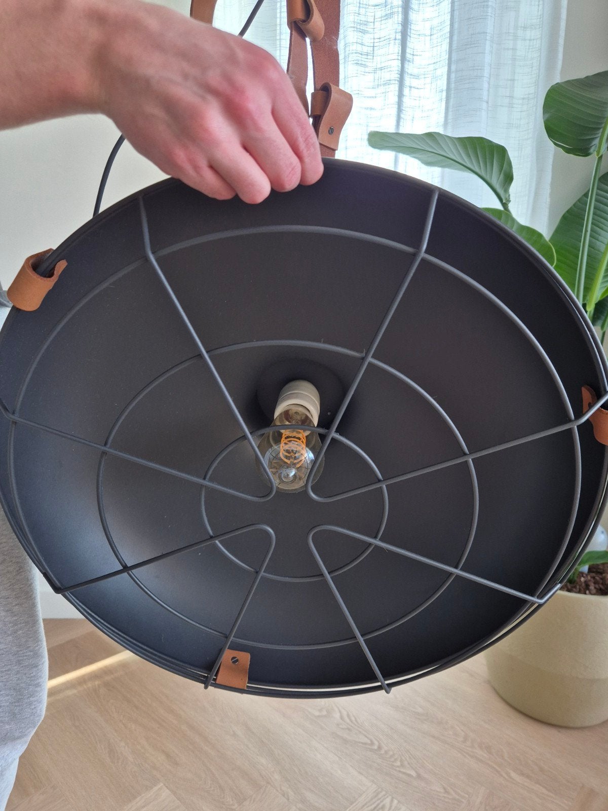 Zwarte industriële hanglamp met leren details, Overige materialen, Ophalen of Verzenden, Zo goed als nieuw, 75 cm of meer
