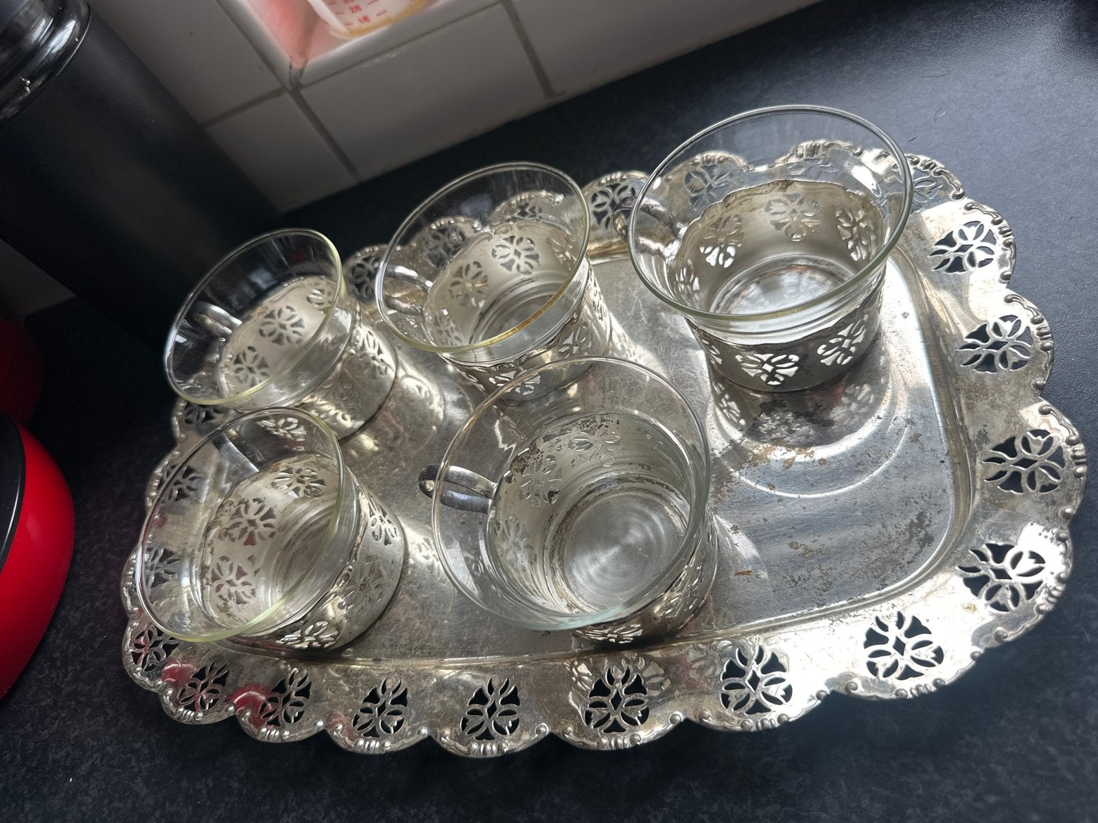 Vintage theeservies met dienblad - 5 kopjes, Antiek en Kunst, Ophalen