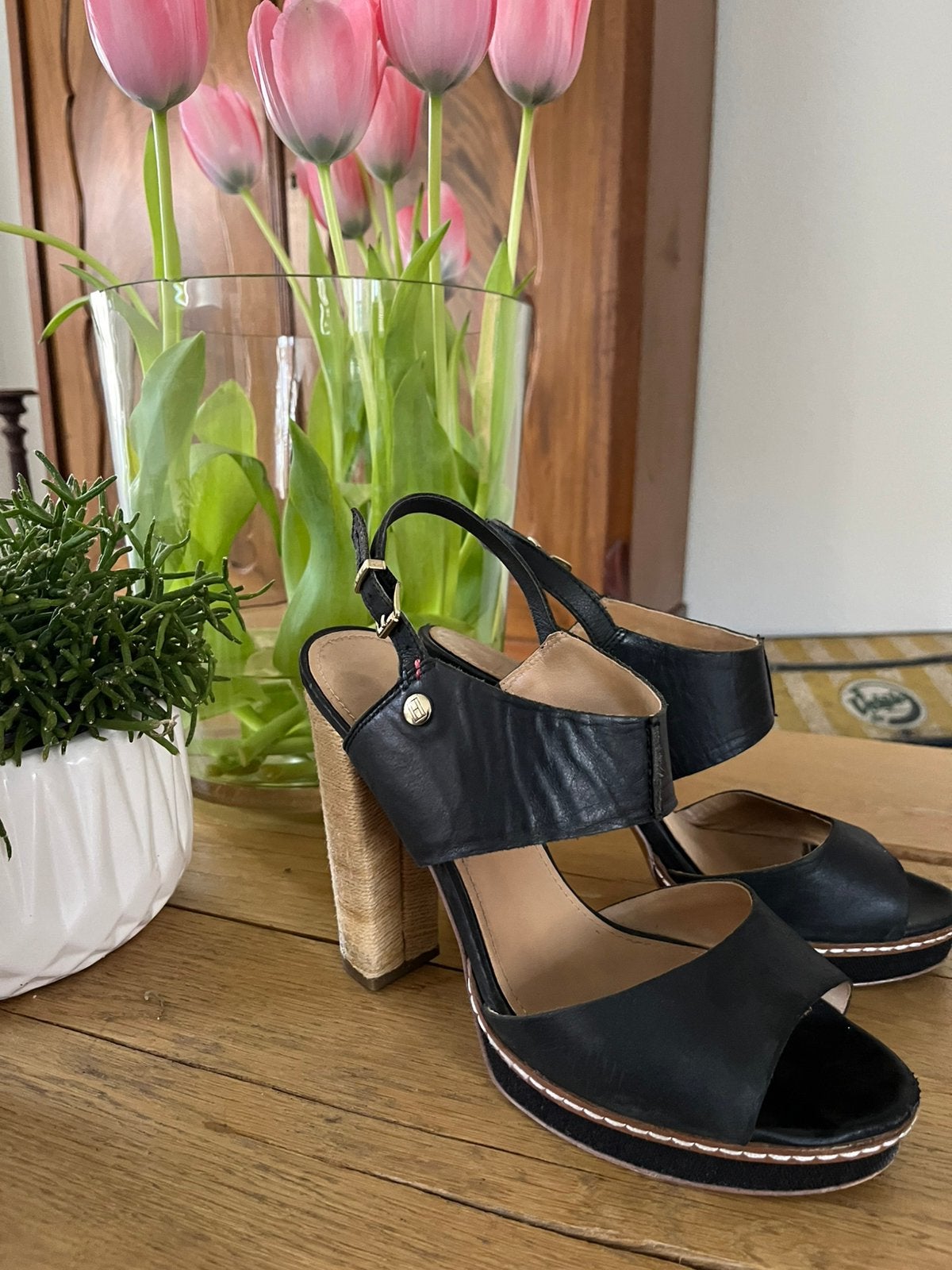 Sandalen hak Tommy Hilfiger zwart 41, Ophalen of Verzenden, Zo goed als nieuw, Sandalen of Muiltjes