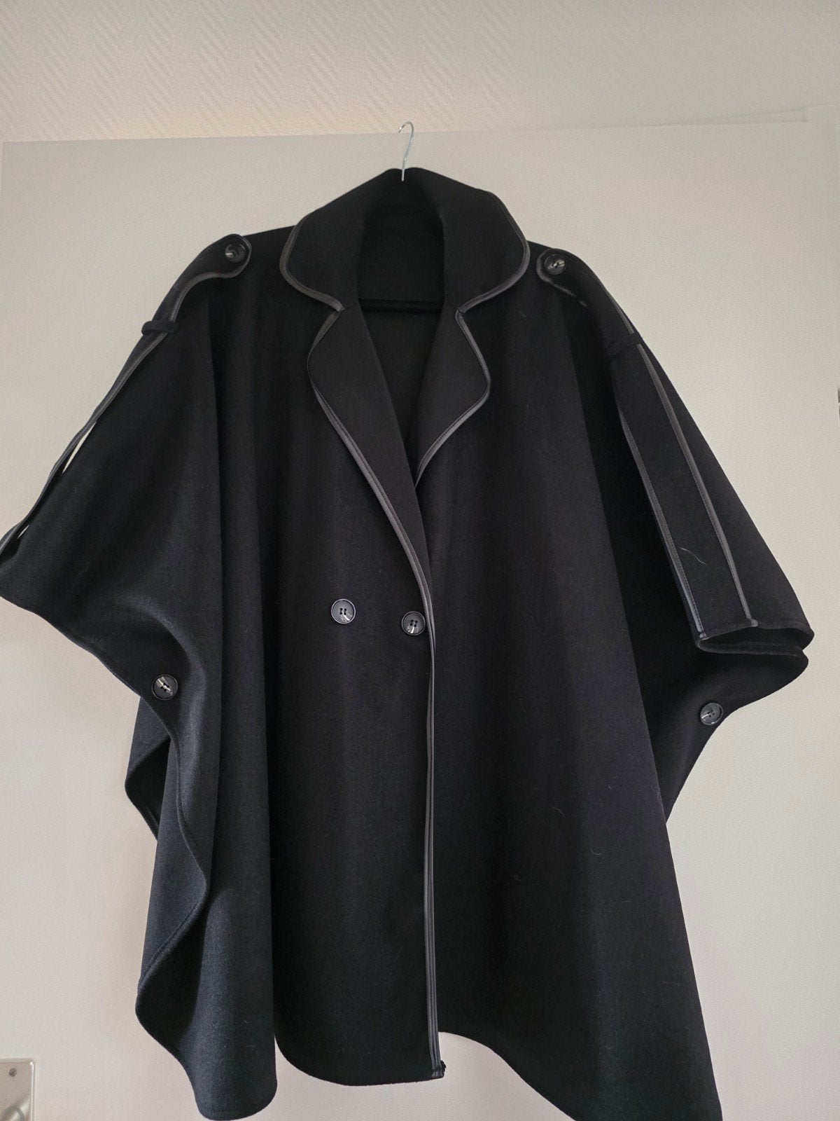 Grote maat. Zwarte cape met imitatie leren details, Kleding | Dames, Zwart, Maat 46/48 (XL) of groter, Ophalen of Verzenden, Onbekend