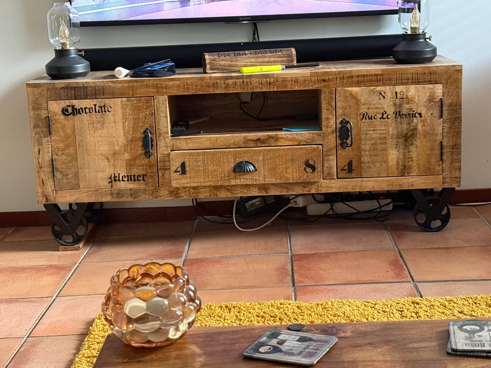 Te koop heel leuk tv dressoir, Ophalen, Zo goed als nieuw, 25 tot 50 cm, 100 tot 150 cm