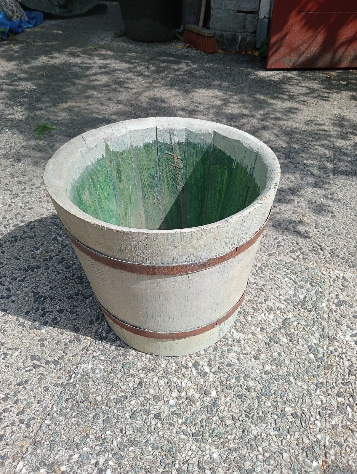 Rustieke houten kuip met metalen spanbanden., Ophalen, Gebruikt, Rond, Hout