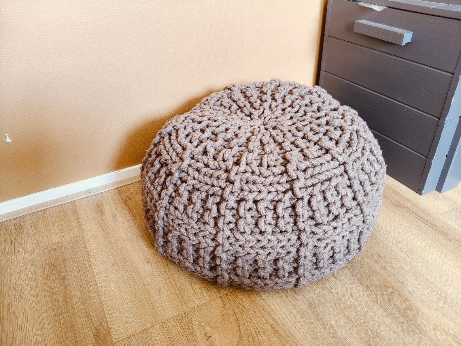Leuke gebreide poef woondecoratie kiezelgrijs Karwei, Gebruikt, Ophalen of Verzenden, Modern, Grijs