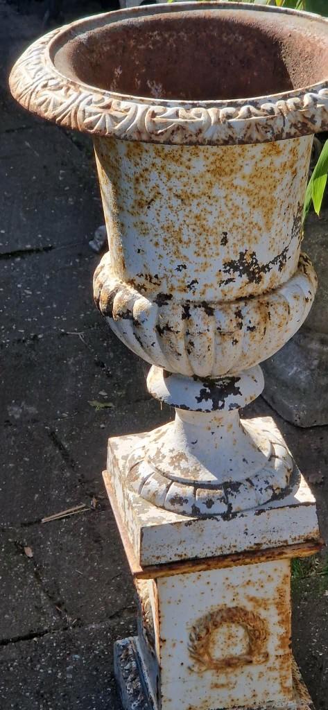 Gietijzeren tuinvaas op sokkel (H 88cm) (brocante), Ophalen, Gebruikt