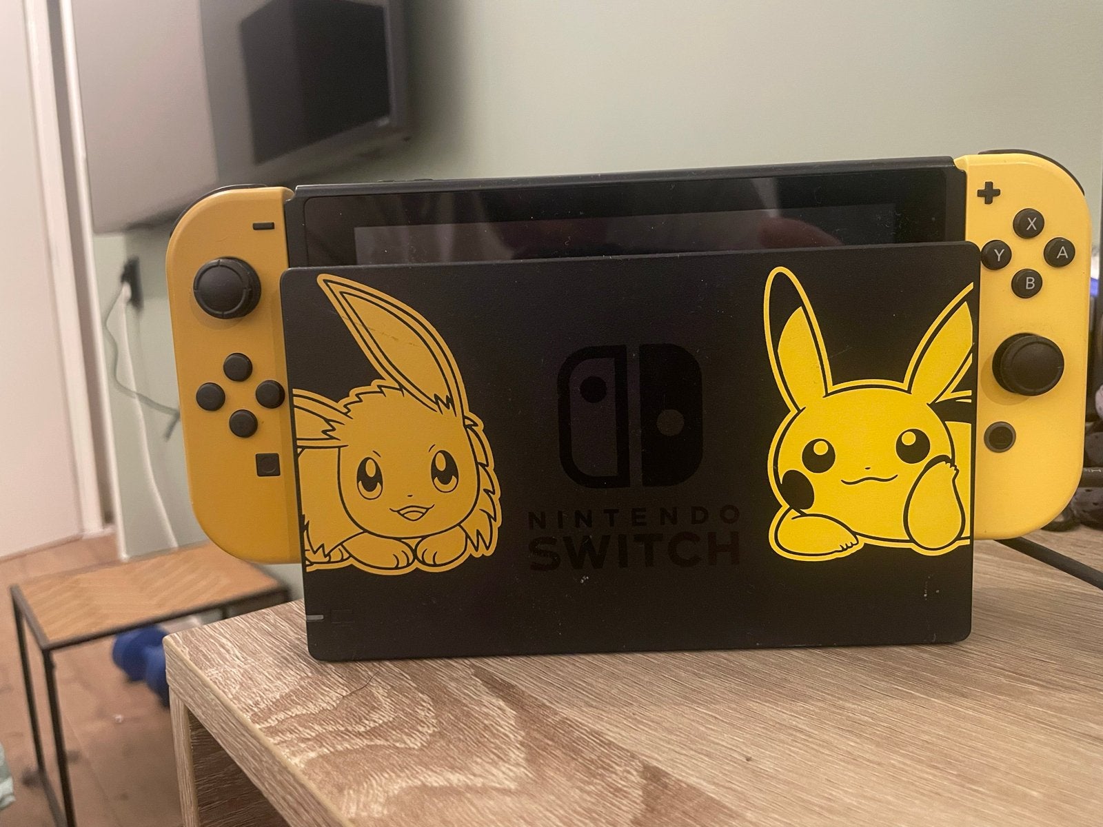 Nintendo Switch Pikachu & Eevee Edition met games, Ophalen, Met games, Met 2 controllers, Zo goed als nieuw