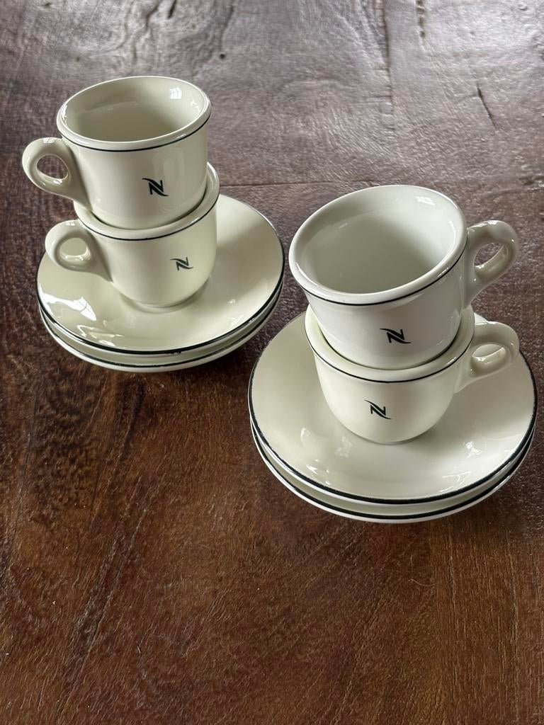 4 espresso kop en schotels Nespresso, Verzamelen, Ophalen of Verzenden, Zo goed als nieuw, Porselein, Kop en/of schotel