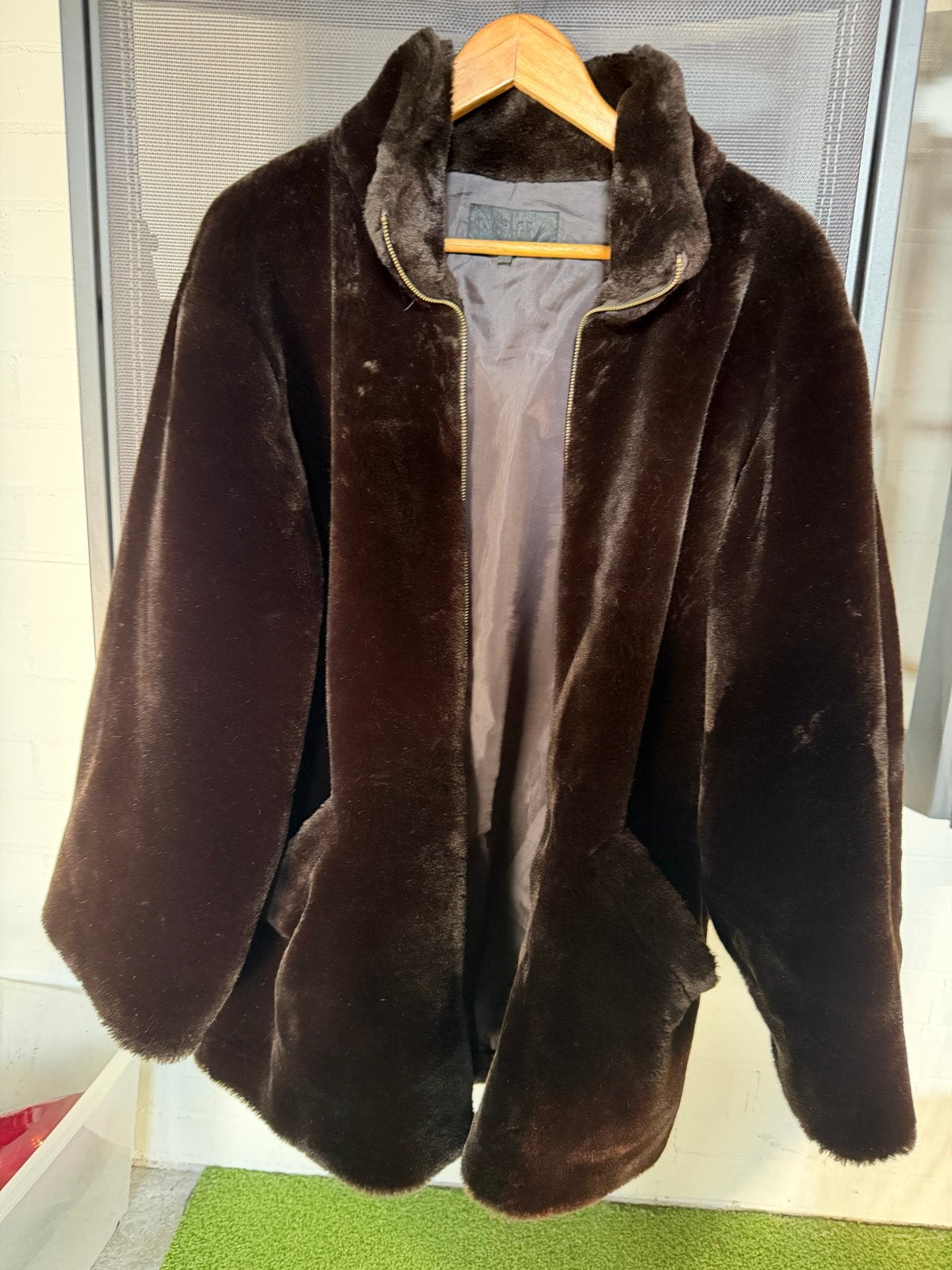 Donkerbruine halflange damesjas van imitatiebont, Ophalen, Gedragen, Maat 42/44 (L), Bruin