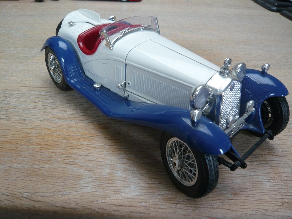 Alfa Romeo 2300 Spider (1932), Hobby en Vrije tijd, Modelauto's | 1:18, Ophalen of Verzenden, Zo goed als nieuw, Auto, Bburago