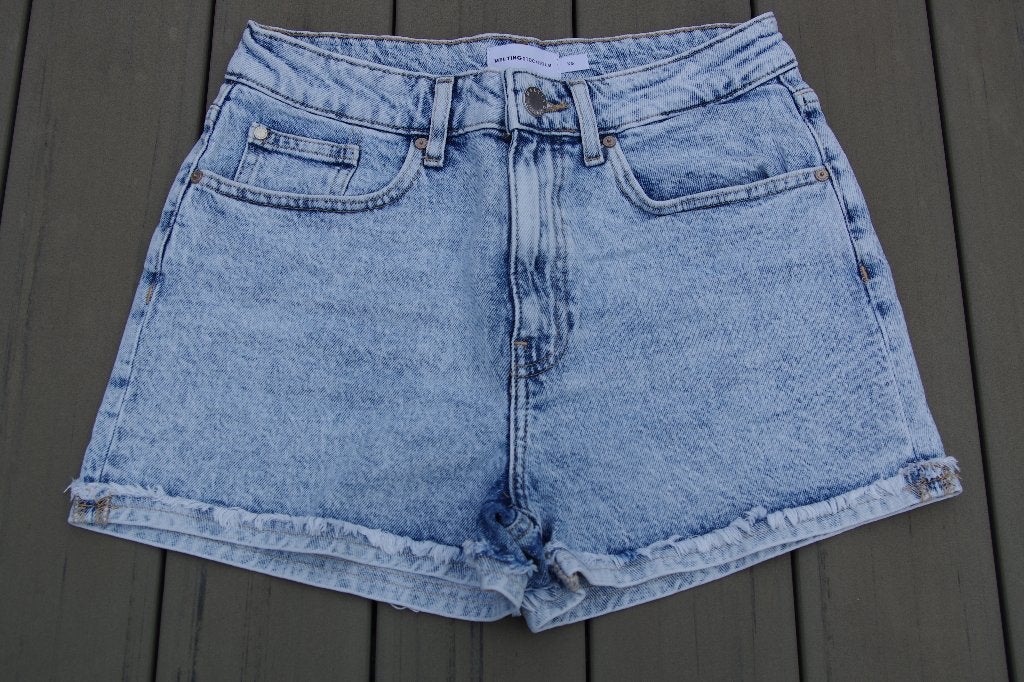 Melting Stockholm spijkerbroek kort lichtblauw maat XS, Kleding | Dames, Blauw, Ophalen of Verzenden, Zo goed als nieuw, W27 (confectie 34) of kleiner