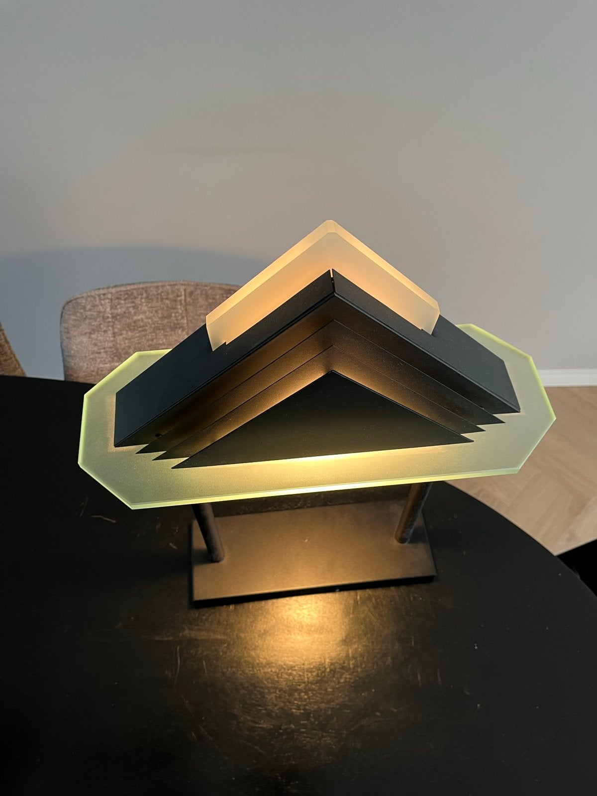 Tafellamp vintage postmoderne jaren 80 Vrieland Design, Huis en Inrichting, Gebruikt, Overige merken, Vintage, Meerkleurig