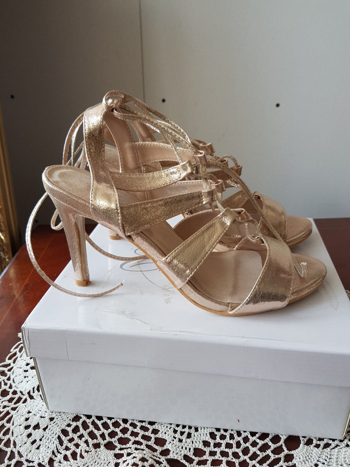 Nieuwe gouden sandalen met hak - Emella maat 39, Ophalen of Verzenden