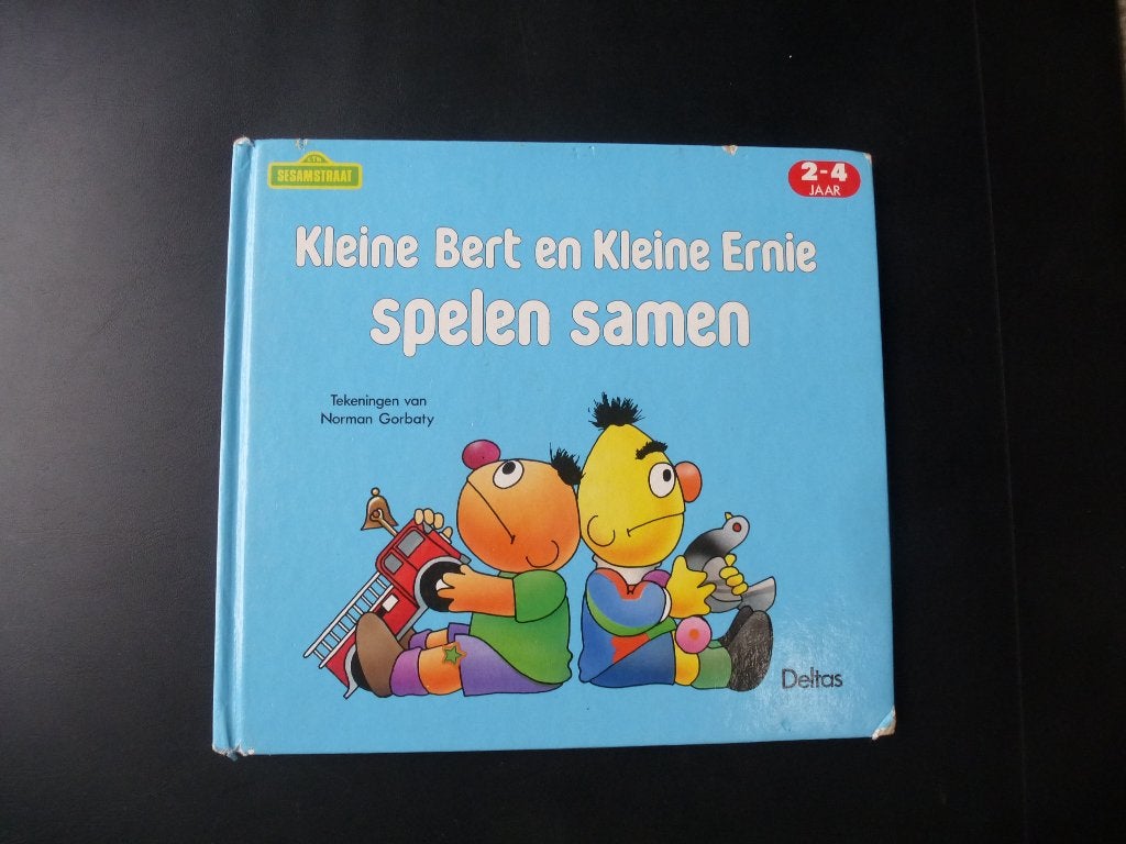 Kleine Bert en Kleine Ernie spelen samen - Sesamstraat, 1988, Boeken, Gelezen, Ophalen of Verzenden, Sesamstraat, 2 tot 3 jaar