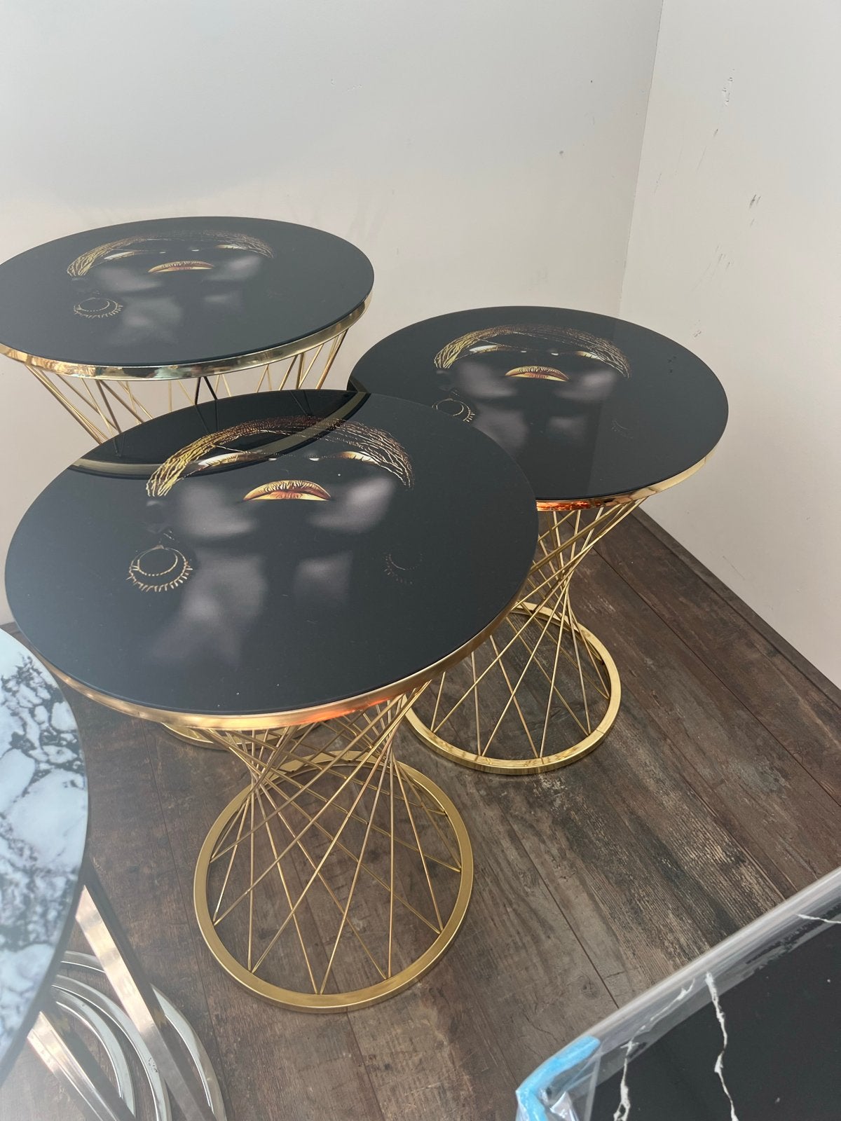 Moderne bijzettafels met gouden onderstel en marmerlook, Huis en Inrichting, Ophalen, Minder dan 45 cm, Minder dan 55 cm, Metaal of Aluminium