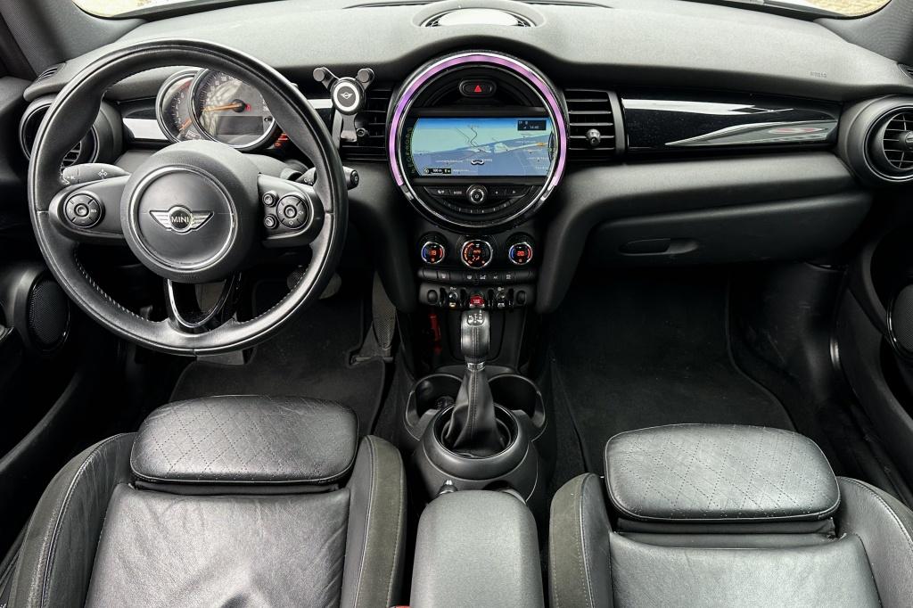 MINI Mini 1.5 Cooper Business | Black Edition | Extra set wi, Auto's, Mini, 136 pk, Gebruikt, Euro 6, Automatische klimaatregeling