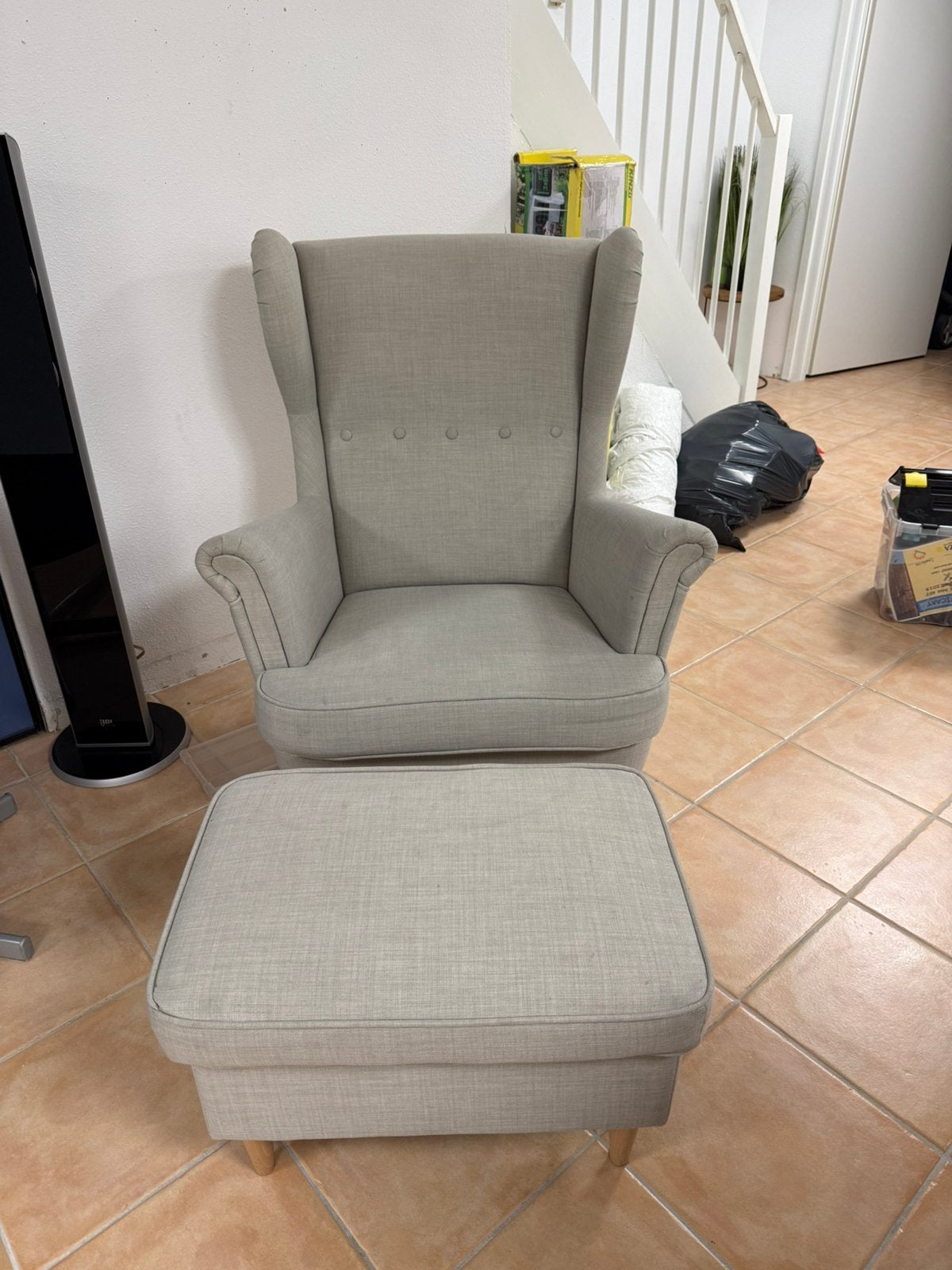 Fauteuil en voetenbank Strandmon ikea, Huis en Inrichting, Fauteuils, Ophalen, Zo goed als nieuw, 75 tot 100 cm, 50 tot 75 cm