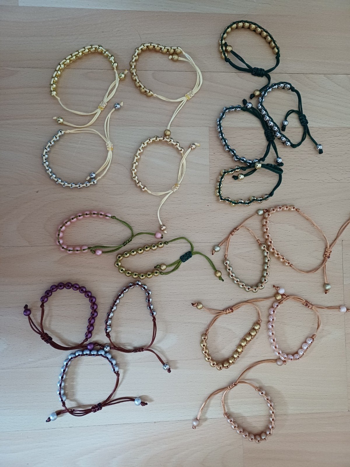 armbandjes van satijnkoord en kralen met schuifknoop., Overige materialen, Overige kleuren, Nieuw, Ophalen of Verzenden