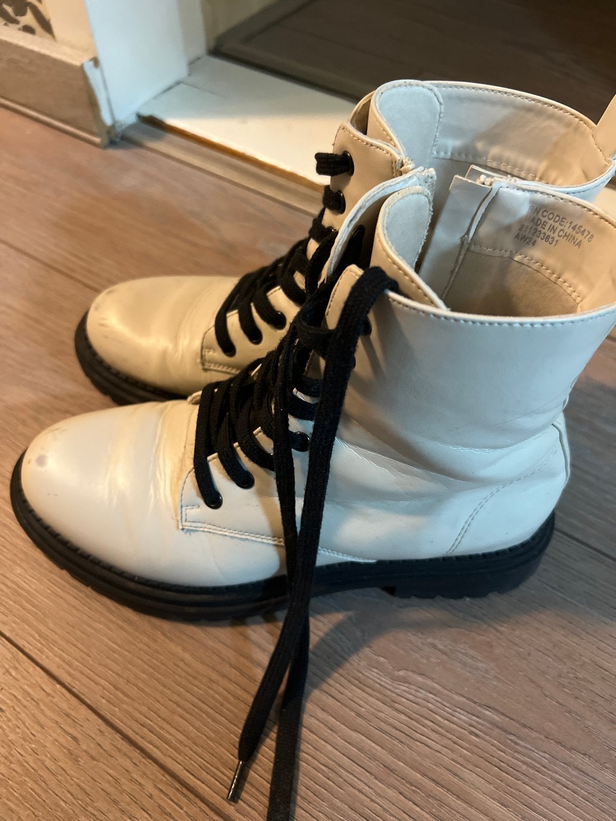 Crèmekleurige veterlaarzen maat 37, Kleding | Dames, Schoenen, Ophalen of Verzenden, Gedragen, Overige kleuren, Lage of Enkellaarzen