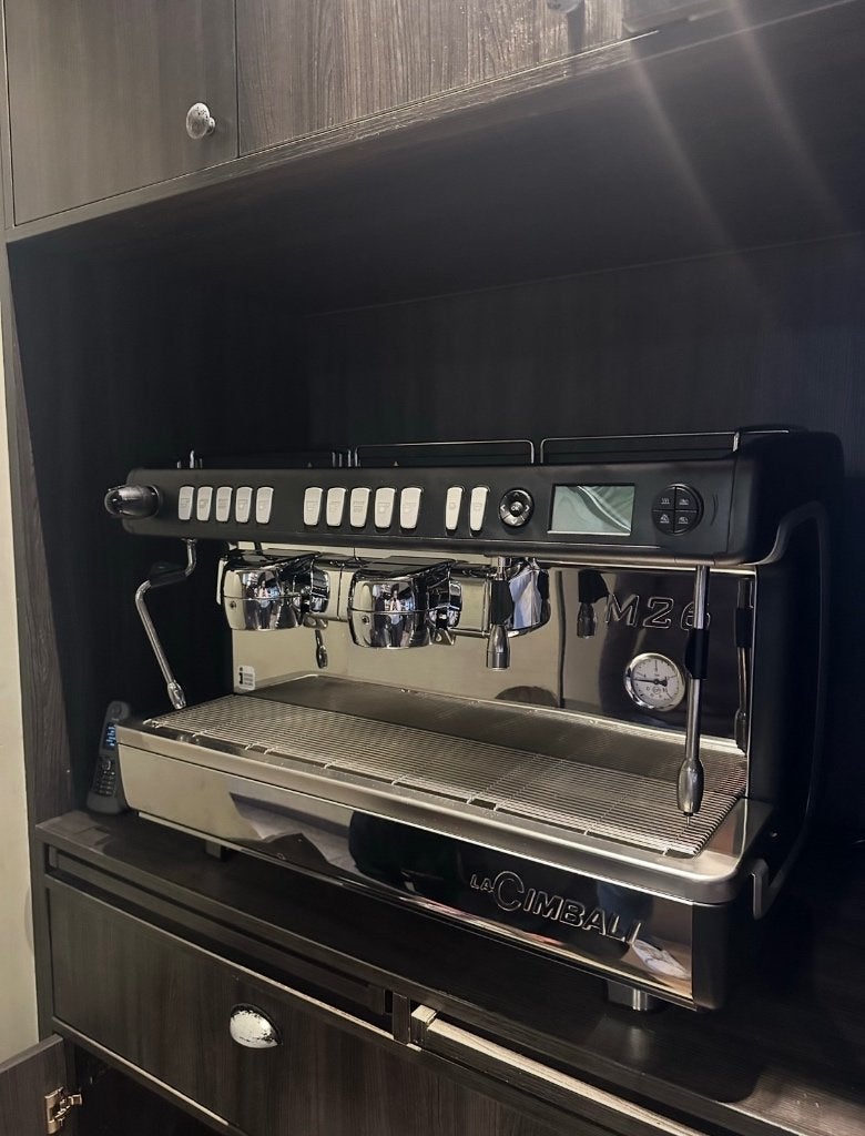 La Cimbali M26 dt 2 TS + 2 grinder (2023), Espresso apparaat, Zo goed als nieuw, 2 tot 4 kopjes, Gemalen koffie