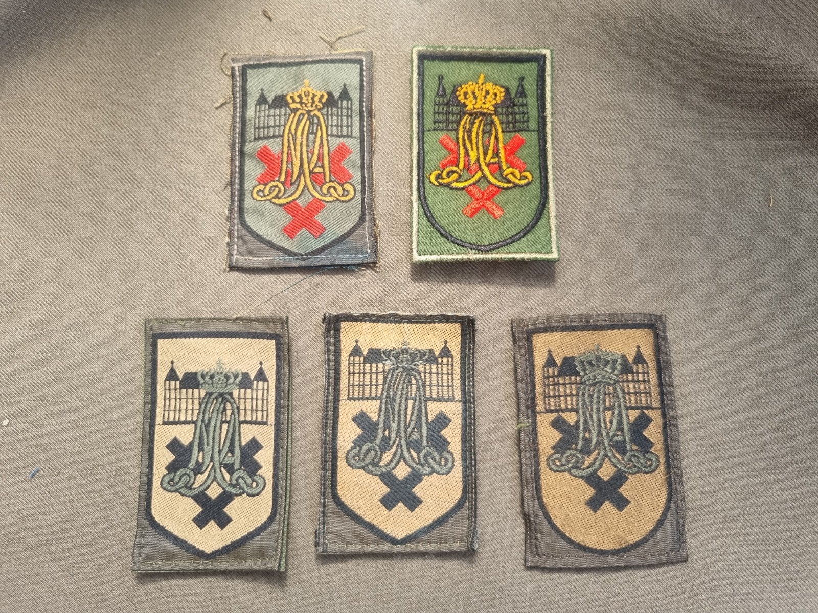 5 gvt mouwemblemen koninklijke militaire Academie, Ophalen of Verzenden, Landmacht, Nederland, Embleem of Badge