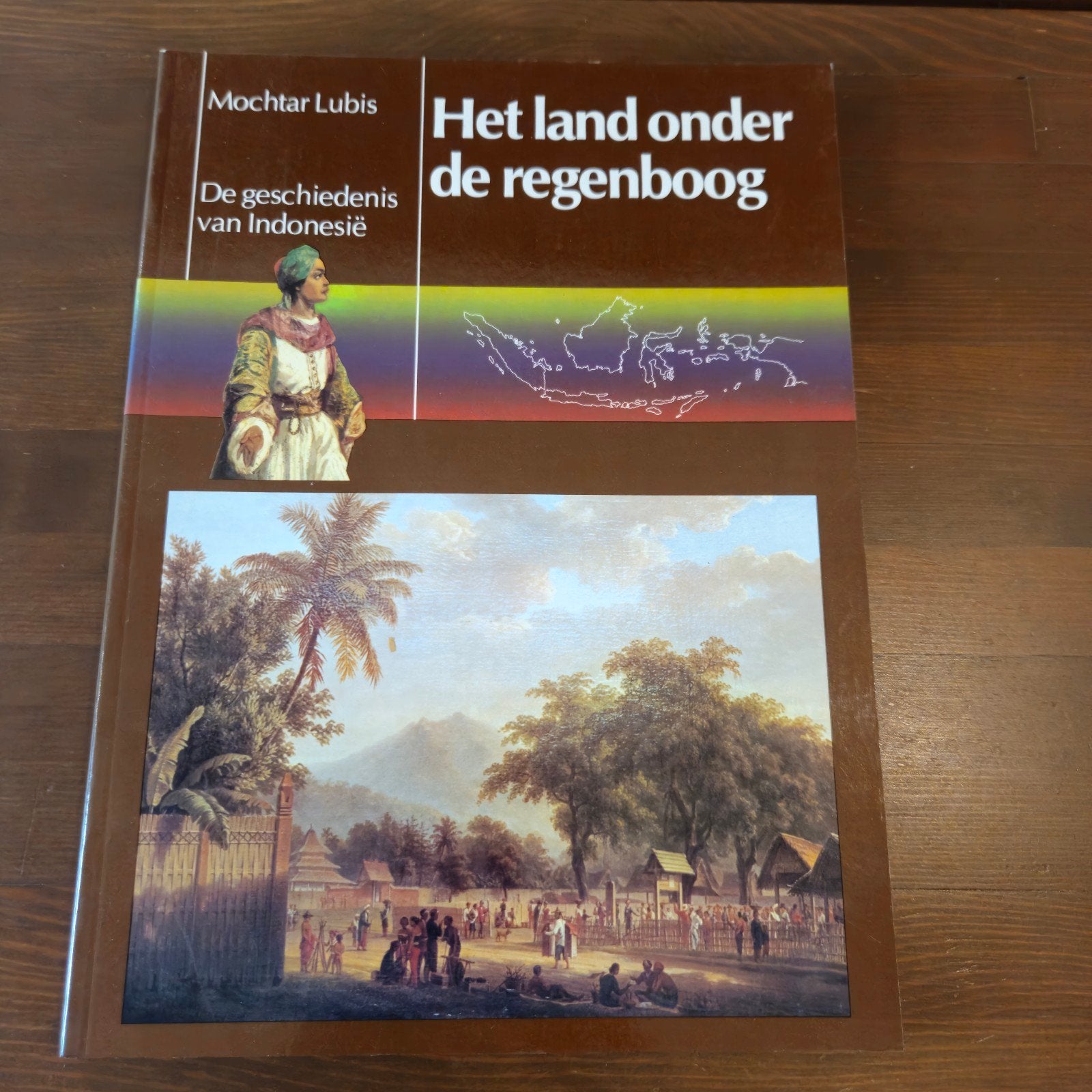 Het land onder de regenboog - De geschiedenis van Indonesië, Boeken, Mochtar Lubis, Ophalen of Verzenden, Azië, 20e eeuw of later