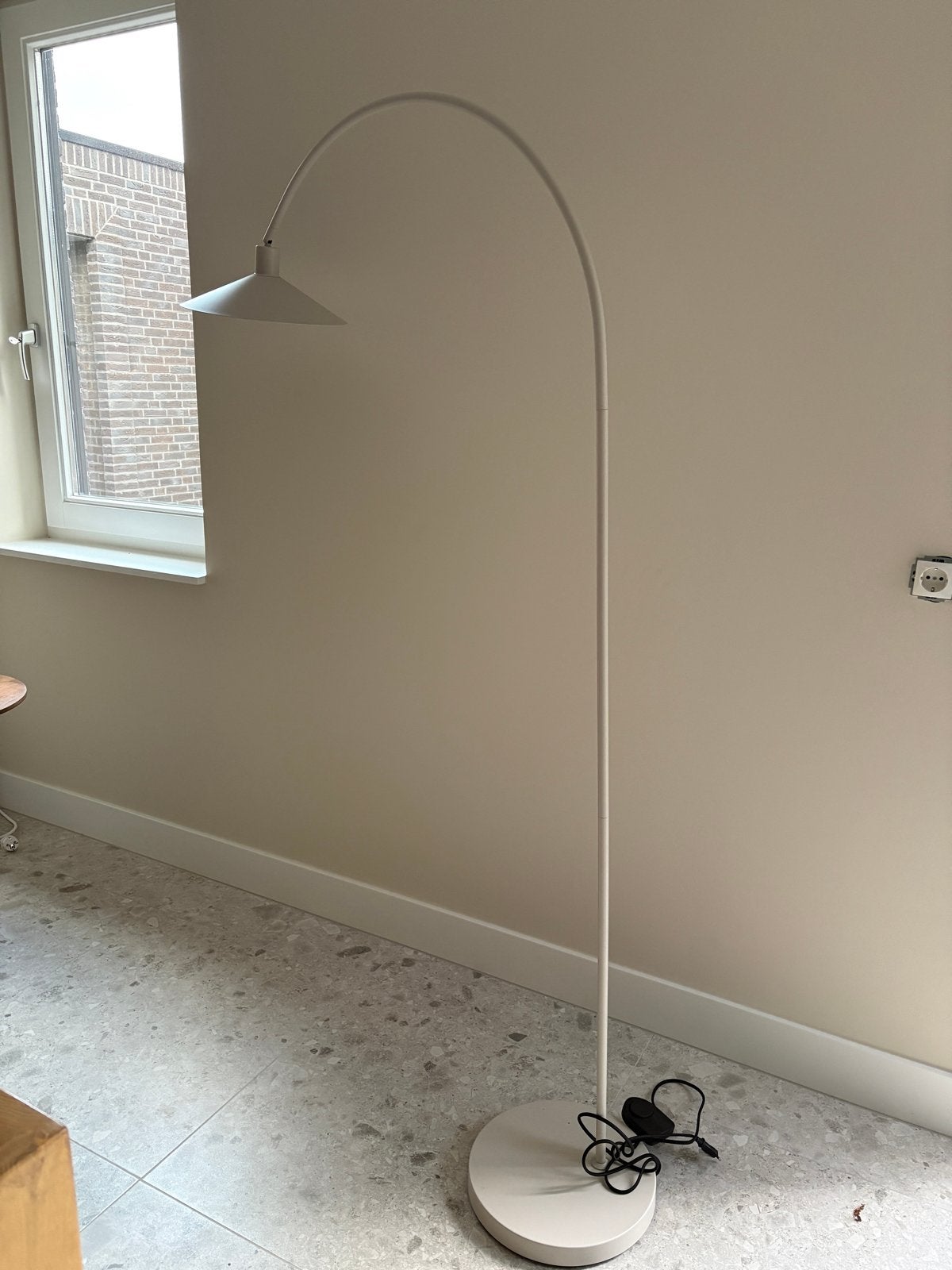 Booglamp in beige kleur - Zo goed als nieuw, Huis en Inrichting, Ophalen, Zo goed als nieuw, Metaal, 150 tot 200 cm