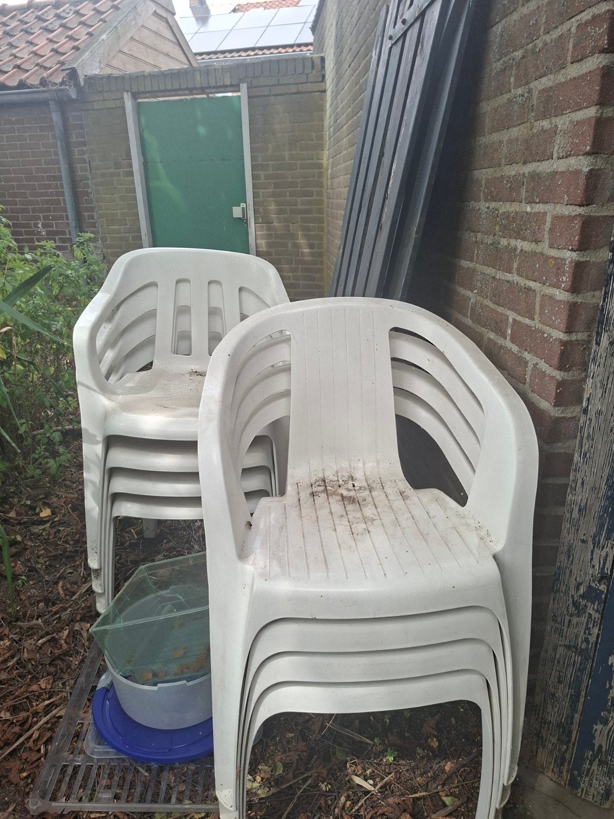 8 kunststof tuinstoelen (schoonmaak nodig), Ophalen, Gebruikt, Kunststof, Stapelbaar
