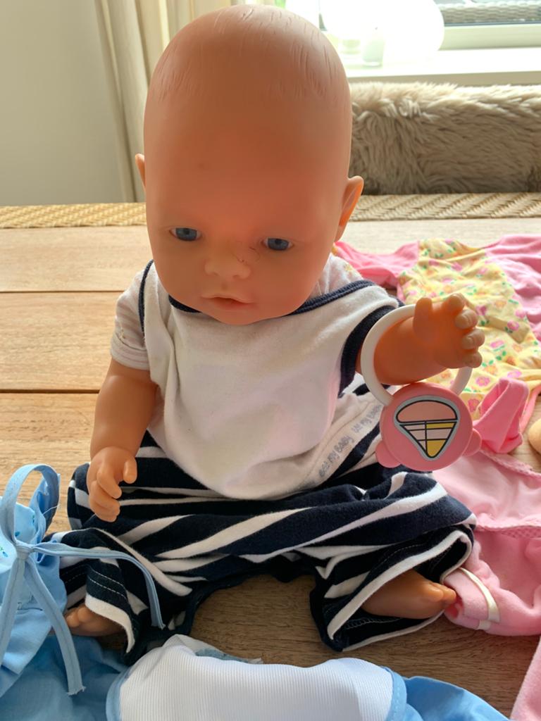Baby Born pop met 4 setjes baby born kleding., Kinderen en Baby's, Speelgoed | Poppen, Ophalen of Verzenden, Zo goed als nieuw