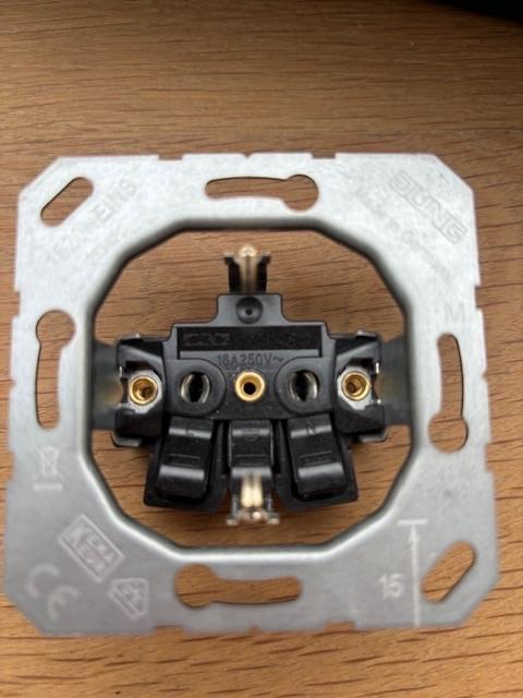 Nieuwe Jung wandcontactdoos (28 x), Doe-het-zelf en Verbouw, Elektra en Kabels, Ophalen of Verzenden, Nieuw, Jung, Stopcontact