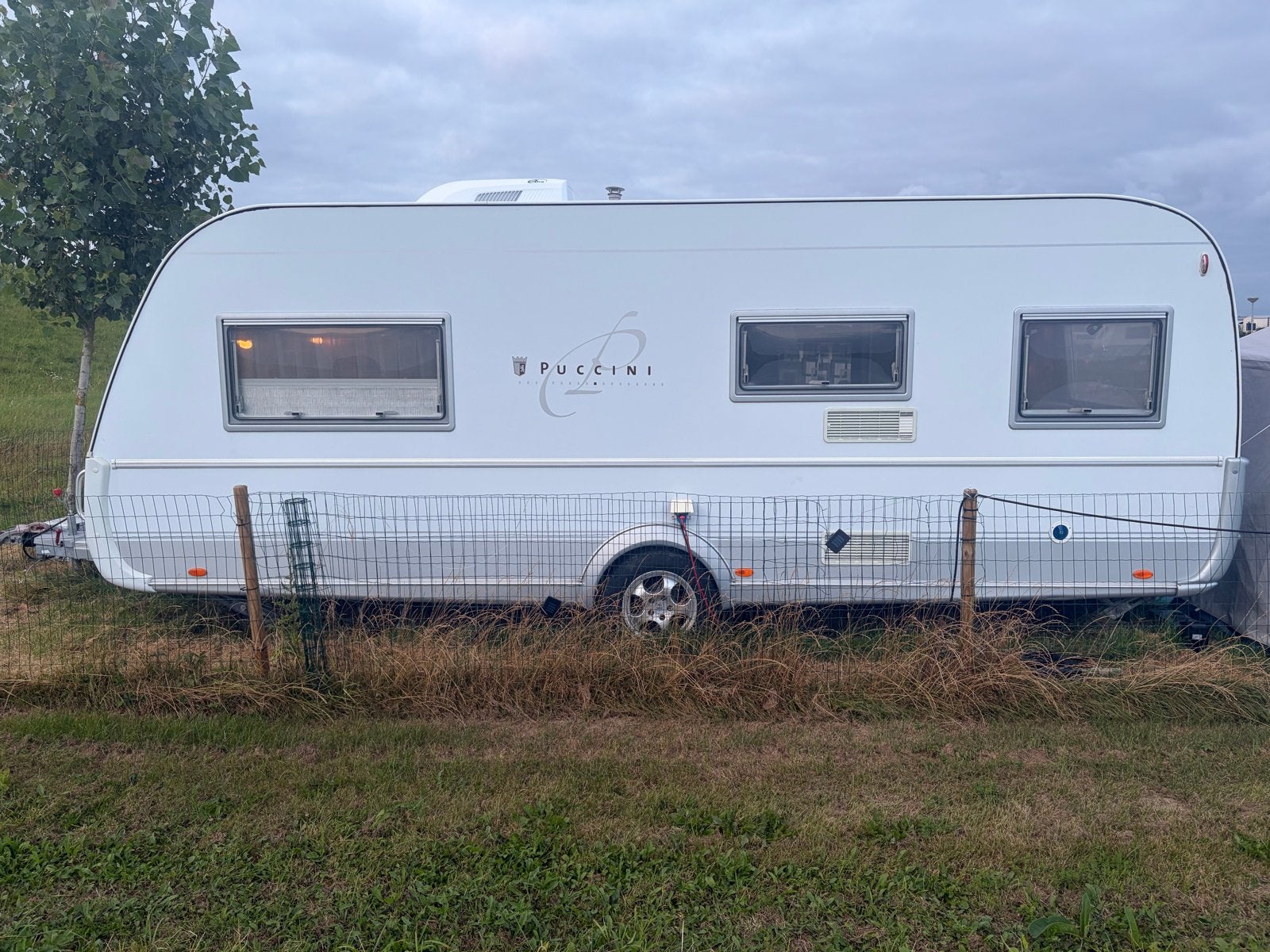 Tabbert Puccini 560 met nieuwe airco zeer mooie caravan, Rondzit, Tabbert, Frans bed, 5 tot 6 meter
