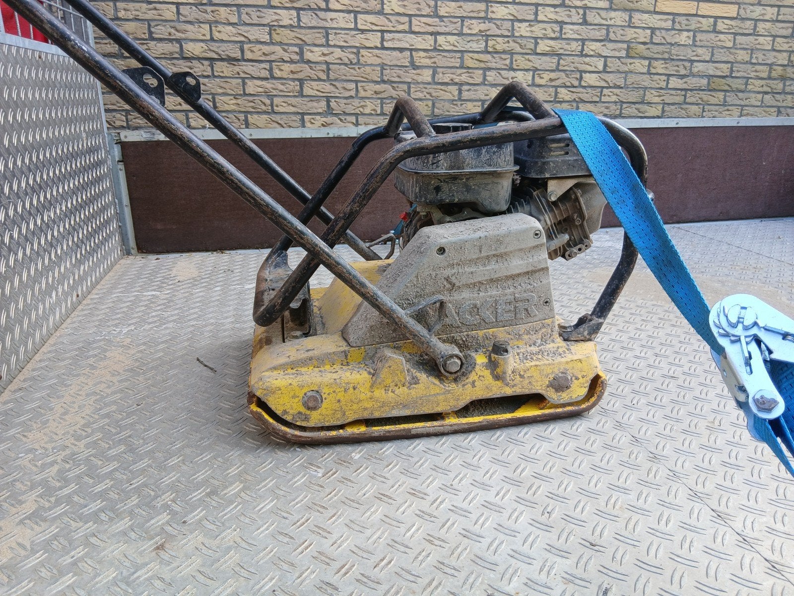 wacker trilplaat, Ophalen