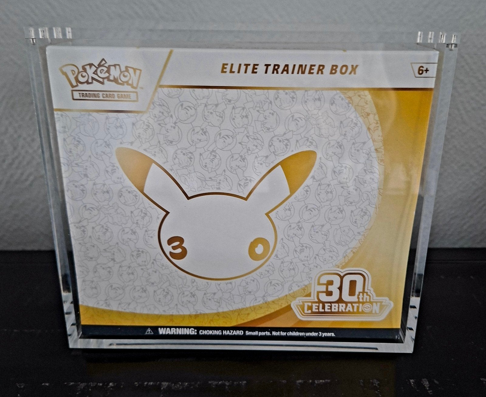 Pokémon TCG: 30th Celebration ETB in ACRYL Case, Verzenden, Nieuw, Boosterbox, Foil