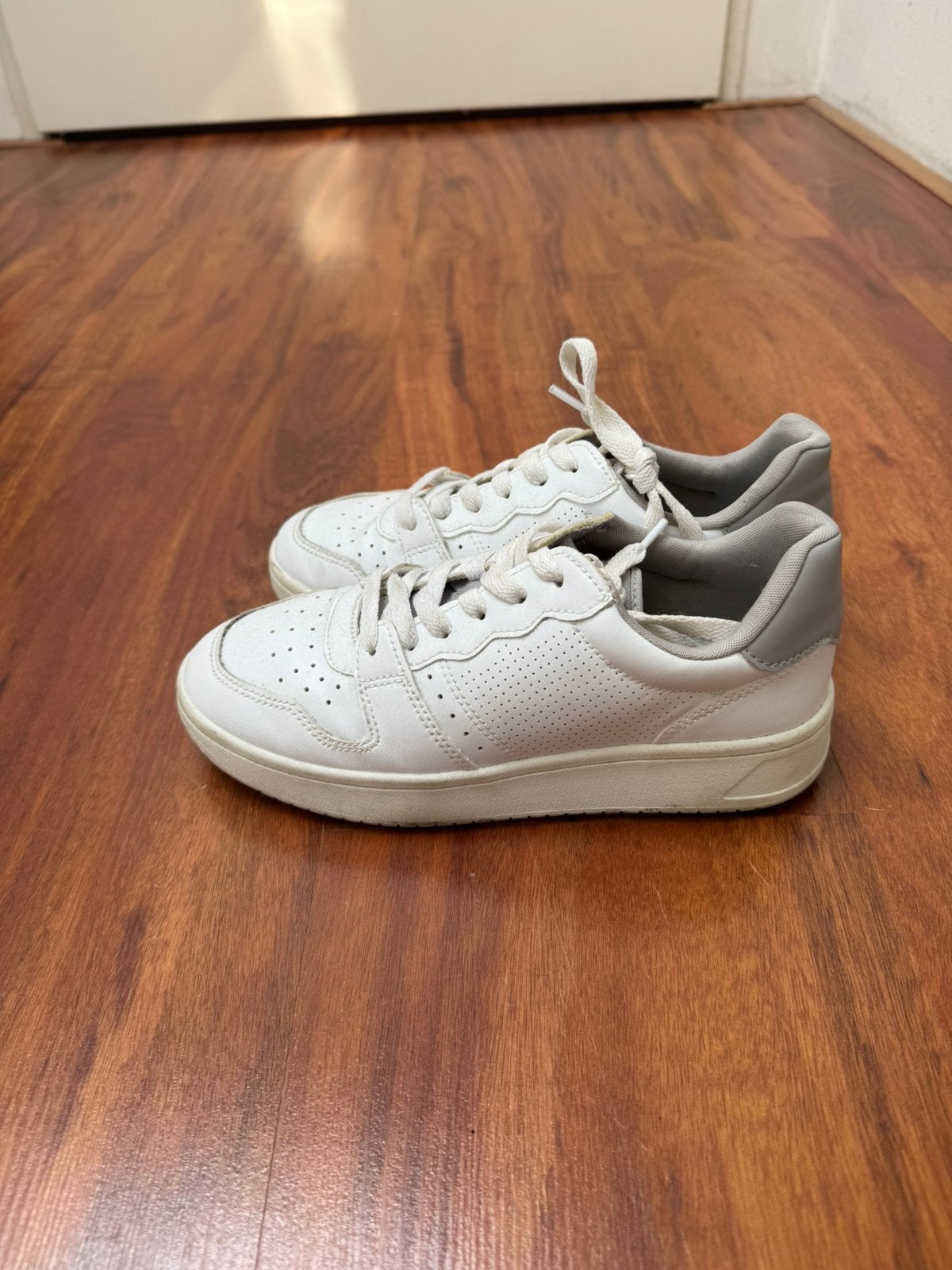 Sneakers maat 36, Wit, Ophalen of Verzenden, Sneakers of Gympen, Zo goed als nieuw
