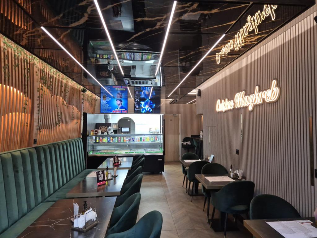 Modern restaurant met complete inrichting en keuken.