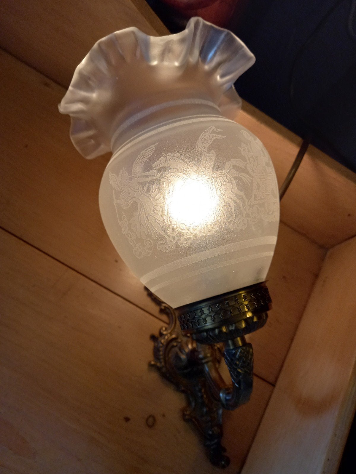 Wandlamp met bewerkte glazen kap en messing frame, Antiek en Kunst, Antiek | Lampen, Ophalen of Verzenden
