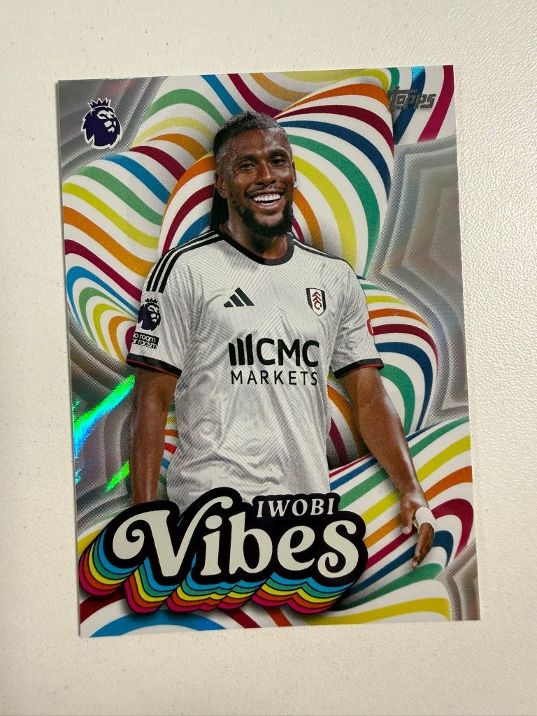 Alex Iwobi Vibes Topps Premier League 2026-27, Ophalen of Verzenden, Nieuw, Buitenlandse clubs, Poster, Plaatje of Sticker