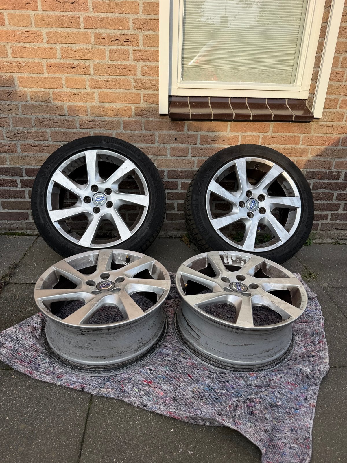 Volvo velgen 17 inch met 2 winterbanden 235/45 R17, Ophalen, Gebruikt, Banden en Velgen, 17 inch