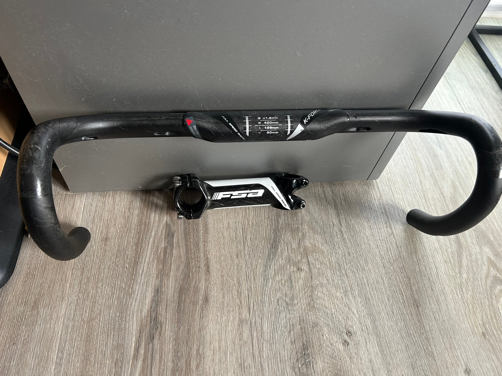 Zgan FSA K-force compact carbon stuur inc bijpassen stuurpen, Fietsen en Brommers, Ophalen, Zo goed als nieuw